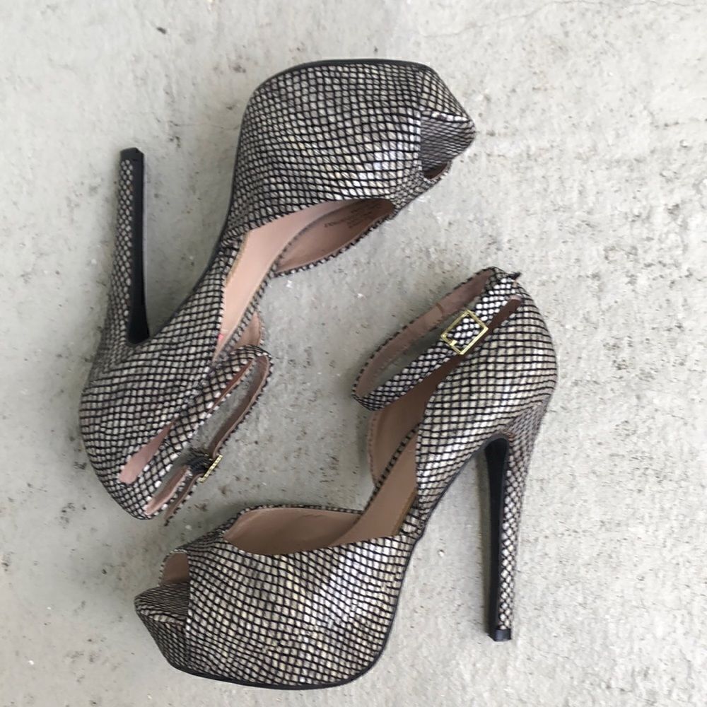 Betsy Johnson Belee platform